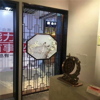 南宁酒店KTV大厅不锈钢屏风制品工程 玫瑰金隔断加夹丝工艺玻璃花图1