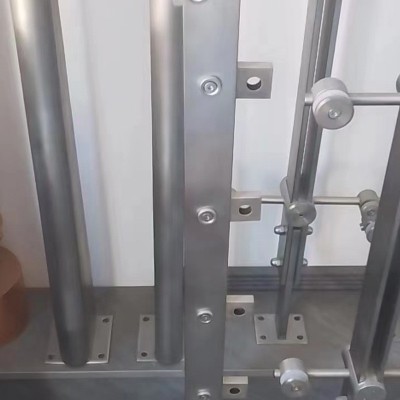 工厂供应不锈钢栏杆楼梯立柱商场工程免打孔玻璃不锈钢护栏配件图1