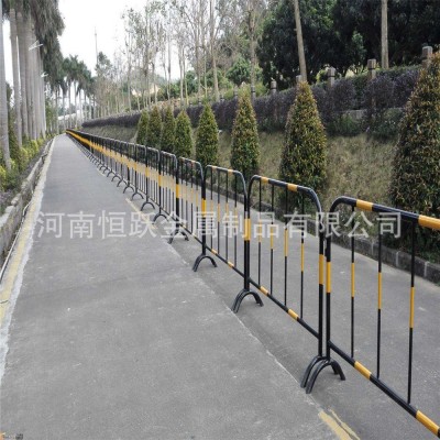 郑州厂家直销铁马护栏 临时隔离护栏 不锈钢商场铁马现货批发图1