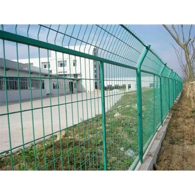 道路绿色隔离防护网 园林水库果园圈地围栏网 框架式公路围网